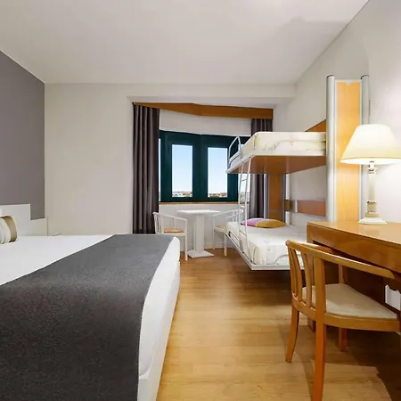 Hotel Tryp By Wyndham Parque 4*