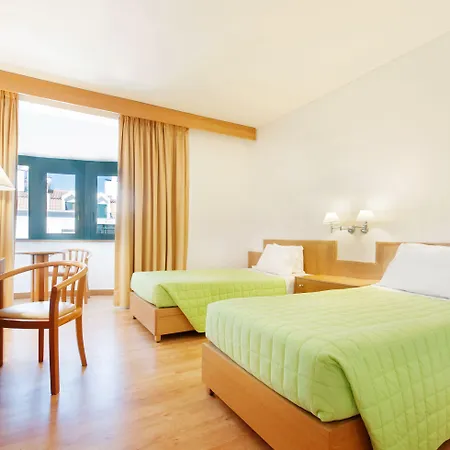 Tryp By Wyndham Parque 4*